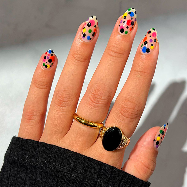Cómo hacerte las 'dot nails', la manicura con lunares de las invitadas más divertidas