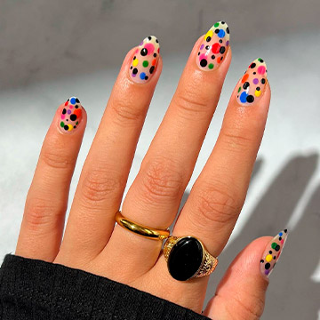 Cómo hacerte las 'dot nails', la manicura con lunares de las invitadas más divertidas