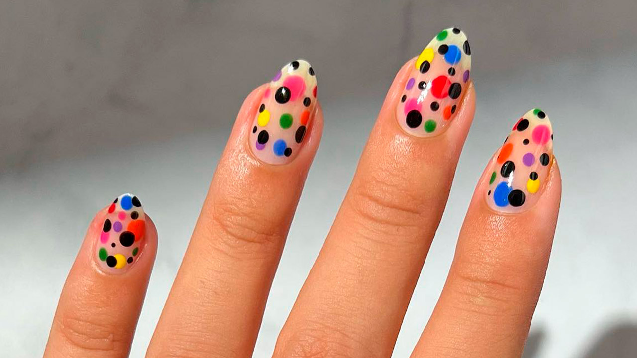 Cómo hacerte las 'dot nails', la manicura con lunares de las invitadas más divertidas
