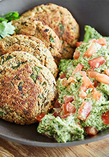 Hamburguesa de berenjena y garbanzos con pesto de kale