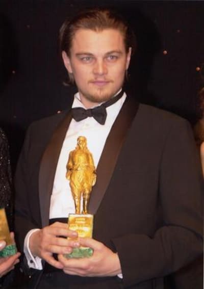 Leonardo di Caprio recibe el premio Rodolfo Valentino como mejor actor
