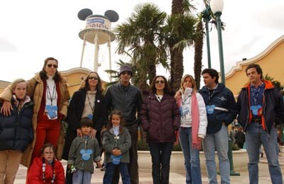 Isabel Gemio, Inés Sastre y Roger Moore; divertida jornada en el nuevo parque de Disney
