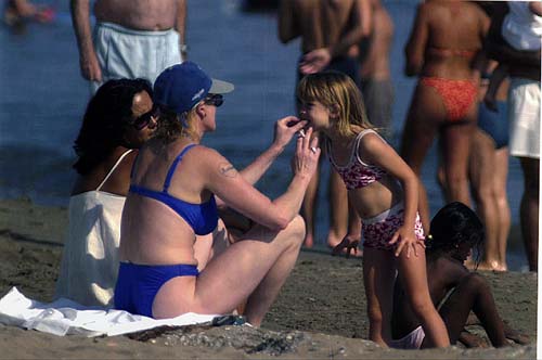 Melanie Griffith y su hija Stella del Carmen disfrutan de las playas malagueñas