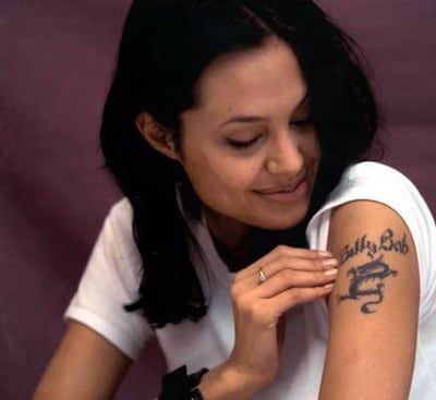 Angelina Jolie borra el nombre de su ex marido de su tatuaje del brazo