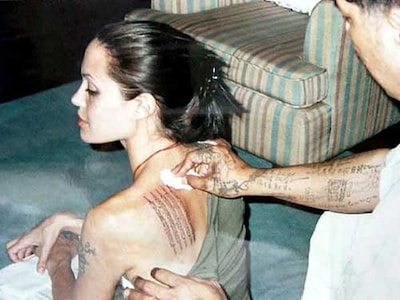 Angelina Jolie se tatúa en la espalda un escrito en una ancestral lengua camboyana