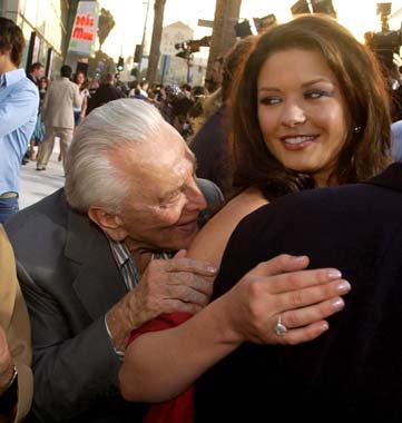 Michael Douglas y Catherine Zeta-Jones muestran orgullosos la foto de su hija