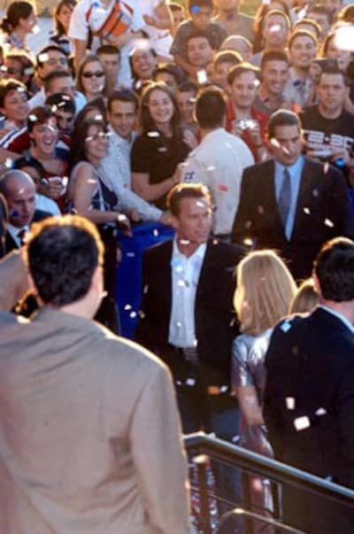 'Terminator' aclamado por miles de seguidores en Madrid: 'He vuelto'