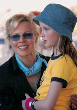 Kim Basinger, una atenta y cariñosa madre con su hija, Ireland