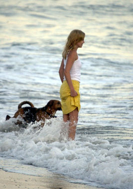 Charlize Theron, una sirena en las playas de Malibú