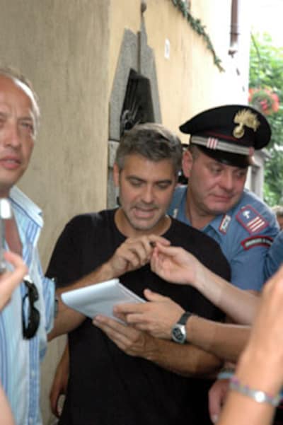 George Clooney, escoltado por la policía
