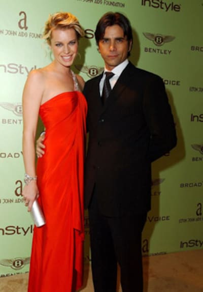 Rebecca Romijn se compromete con Jerry O'Connell un año después de iniciar su romance
