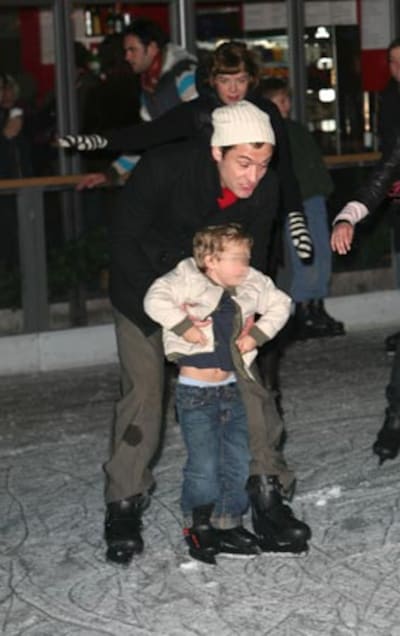 Jude Law y sus hijos: divertida tarde de patinaje sobre hielo