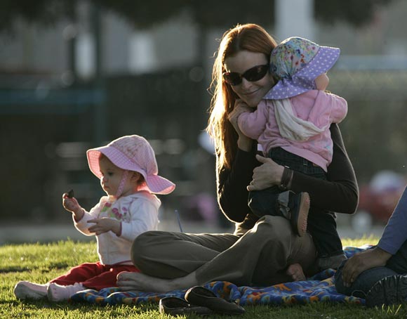 Marcia Cross: un divertido día en el parque con sus hijas, Eden y Savannah
