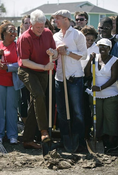 Brad Pitt y Bill Clinton, a 'pico y pala' en Nueva Orleans