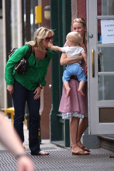 Naomi Watts, de paseo con su hijo entre insistentes rumores de embarazo