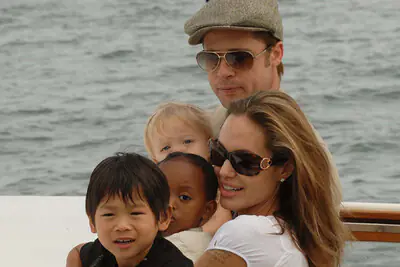 Angelina Jolie y Brad Pitt ya disfrutan de sus mellizos en casa