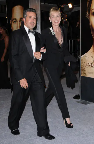 Una radiante Angelina Jolie acompaña a Brad Pitt en una 'premiere' multitudinaria en Los Ángeles