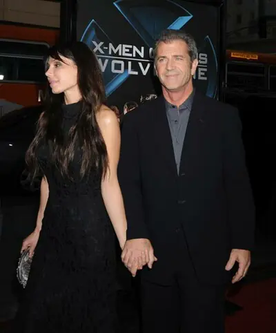 Mel Gibson sorprende de la mano de su novia en un estreno en Hollywood tras anunciar su divorcio