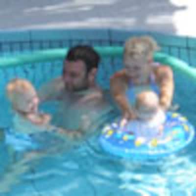 Naomi Watts y Liev Schreiber: Una divertida tarde de juegos acuáticos con sus hijos