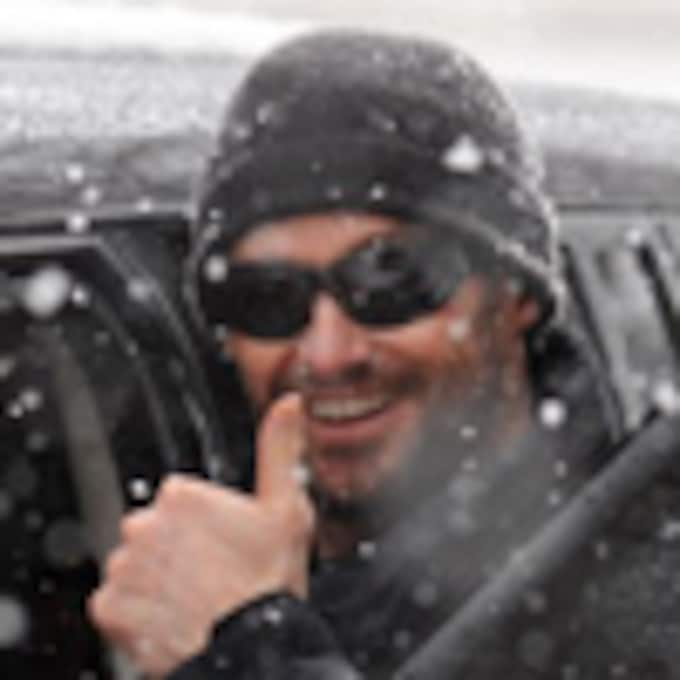 Juegos en la nieve, botas de goma y una gran sonrisa: la fórmula de Hugh Jackman para poner al mal tiempo buena cara