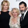 Antonio Banderas y Melanie Griffith acompañan orgullosos a Tippi Hedren a recoger un galardón honorífico en Los Angeles