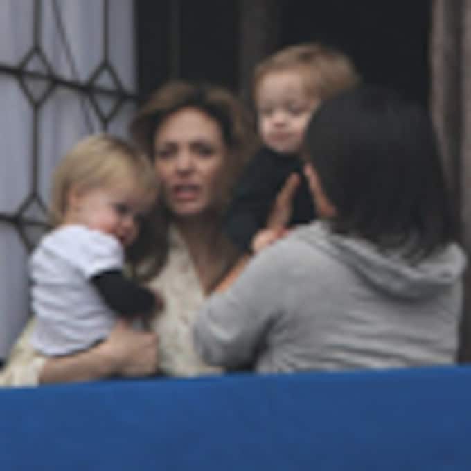 Knox y Vivienne descubren Venecia desde los brazos de su mamá, Angelina Jolie
