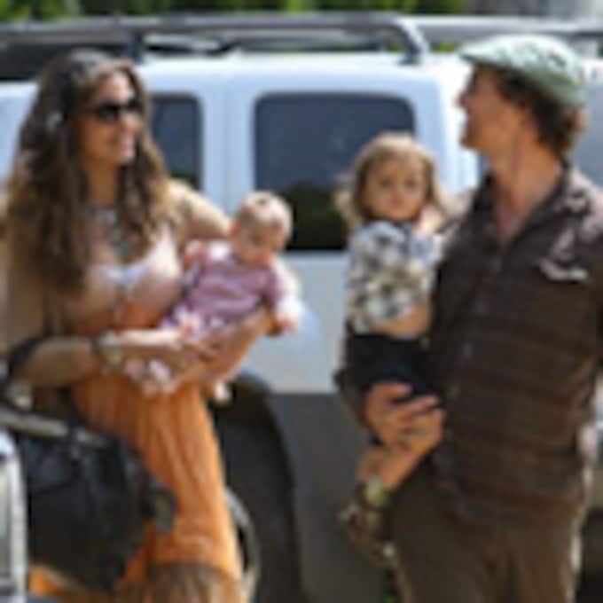 Matthew McConaughey, Camila Alves y sus hijos se van de cumpleaños