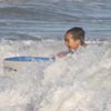 Las primeras lecciones de surf de Maddox y Pax, hijos de Angelina Jolie y Brad Pitt