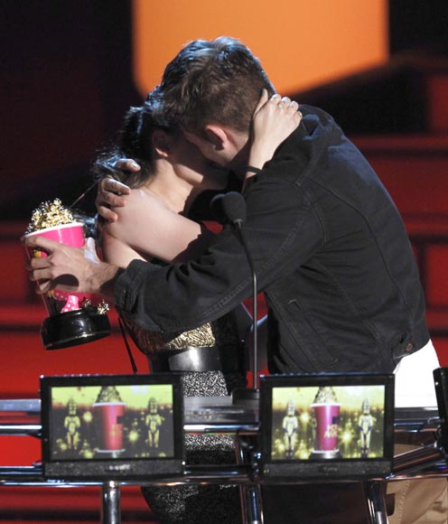 Robert Pattinson y Kristen Stewart, premios MTV Movie