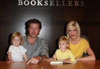 Tori Spelling y Dean McDermott con sus hijos, Liam y Stella