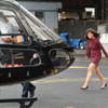Katie Holmes no corre, sino ‘vuela’ tras el estreno de 'The Extra Man' en Nueva York