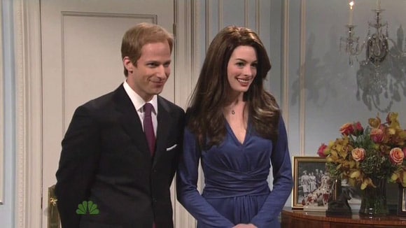 Andy Samberg y Anne Hathaway parodian al príncipe Guillermo y Kate Middleton en el 'Saturday Night Live'