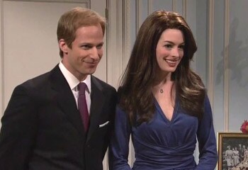 Anne Hathaway parodia a Kate Middleton en un divertido sketch para la televisión
