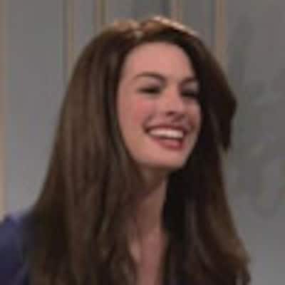 Anne Hathaway parodia a Kate Middleton en un divertido sketch para la televisión