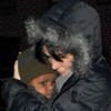 Sandra Bullock, una tierna mamá con su hijo Louis bajo el frío y la nieve en Nueva York
