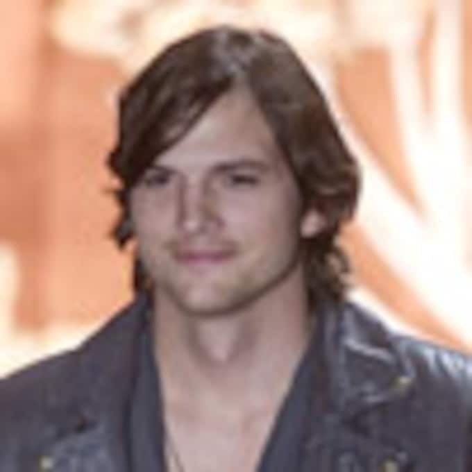 Ashton Kutcher vuelve a sus orígenes como modelo en la Semana de la Moda de Brasil