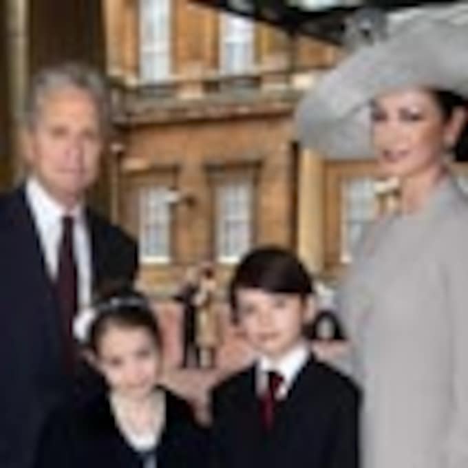 Catherine Zeta-Jones lleva el glamour de Hollywood al palacio de Buckingham