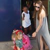 La familia está en Malta: Angelina Jolie organiza una fiesta de disfraces con sus hijos, mientras Brad Pitt rueda su nueva cinta