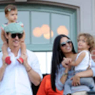 La viva imagen de la felicidad: Matthew McConaughey y Camila Alves se deshacen en mimos y besos con sus hijos en Disneyland