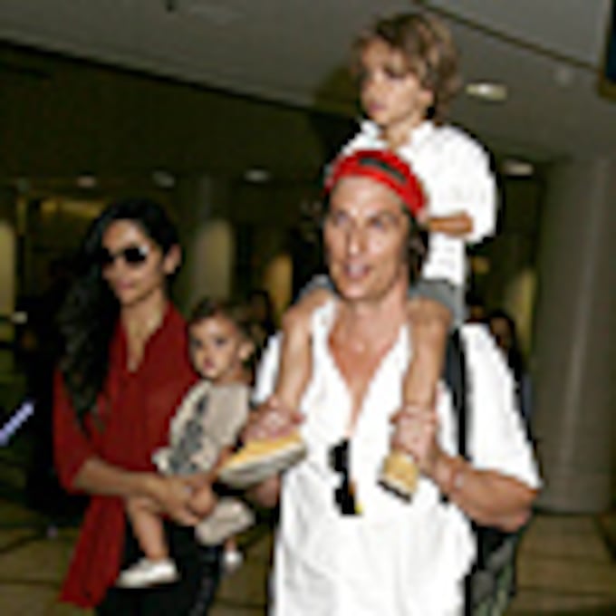 Matthew McConaughey y su familia, un 'clan' muy conjuntado en el aeropuerto