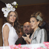 Elizabeth Hurley y Sarah Jessica Parker ponen el toque de glamour a un día en las carreras