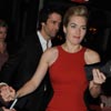 Kate Winslet, espectacular y de la mano de su novio, Ned Abel Smith, en el estreno en París de 'Un dios salvaje'