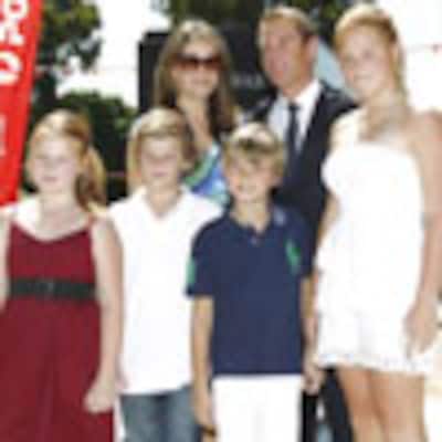 Elizabeth Hurley, Shane Warne y sus hijos, el retrato de una familia feliz