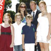 Elizabeth Hurley, Shane Warne y sus hijos, el retrato de una familia feliz