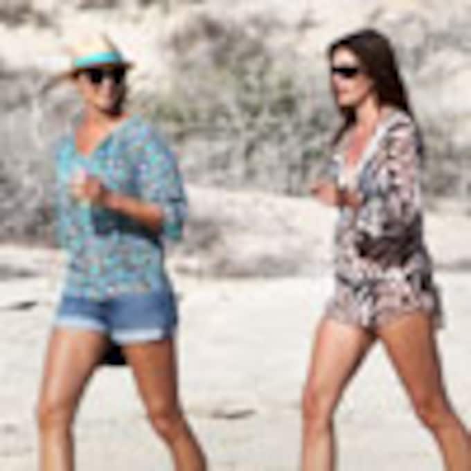 Cindy Crawford y la novia de George Clooney, Stacy Keibler, dos sirenas en Cabo San Lucas (México)