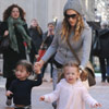 Sarah Jessica Parker juega con sus dos 'muñecas' por las calles de Nueva York