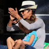 Dando palmas y jugando en la arena con Olivier Martínez y su hija, así espera Halle Berry la resolución a la demanda que ha interpuesto a Gabriel Aubry