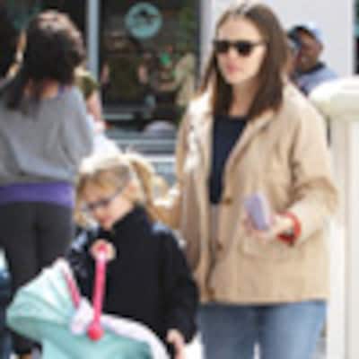 Jennifer Garner reaparece dos semanas después de ser mamá junto a su hija Violet, quien ya practica para cuidar a su nuevo hermanito
