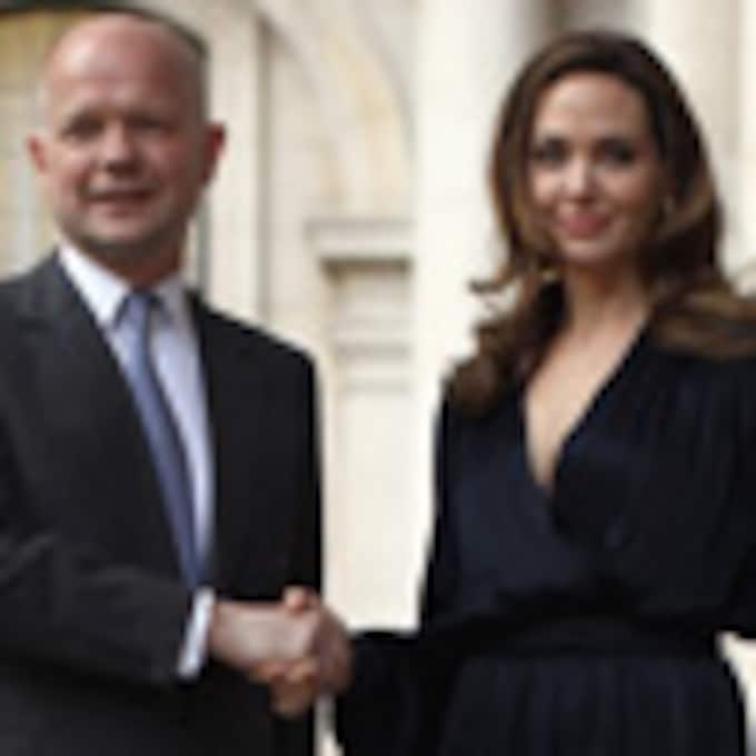 Imposible resistirse, Angelina Jolie 'conquista' a los ministros británicos en su papel de embajadora de ACNUR