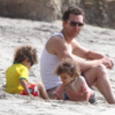 Matthew McConaughey cambia las alfombras rojas por la playa y por la compañía de sus hijos